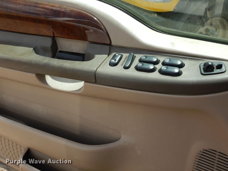 image for item GT9322 2004 Ford F350 Super Duty  Crew Cab pickup truck