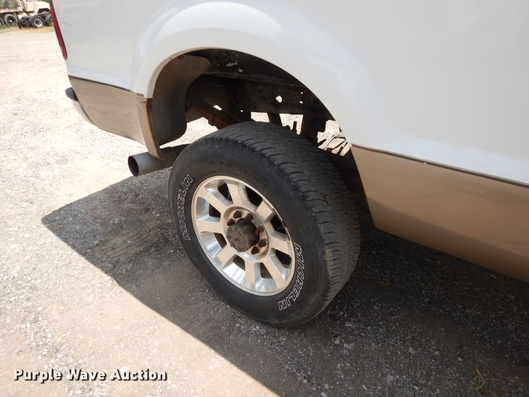 image for item GT9322 2004 Ford F350 Super Duty  Crew Cab pickup truck