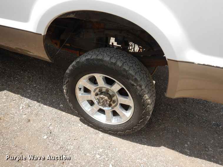 image for item GT9322 2004 Ford F350 Super Duty  Crew Cab pickup truck