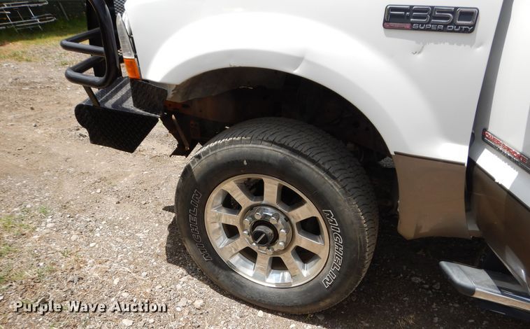 image for item GT9322 2004 Ford F350 Super Duty  Crew Cab pickup truck