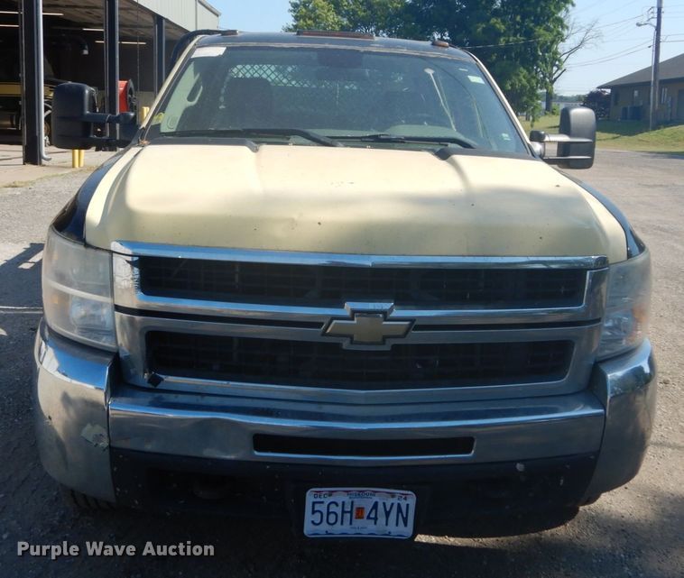 image for item GV9071 2008 Chevrolet Silverado 3500HD  Crew Cab flatbed pickup truck