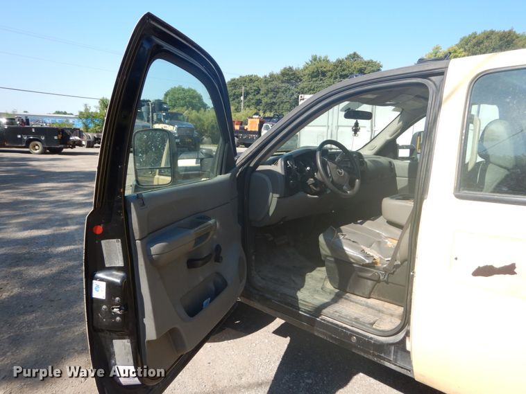 image for item GV9071 2008 Chevrolet Silverado 3500HD  Crew Cab flatbed pickup truck