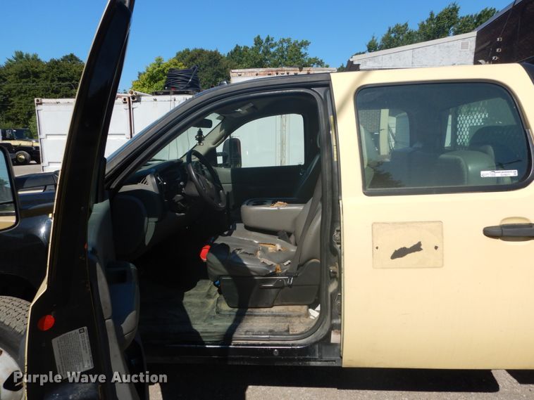 image for item GV9071 2008 Chevrolet Silverado 3500HD  Crew Cab flatbed pickup truck