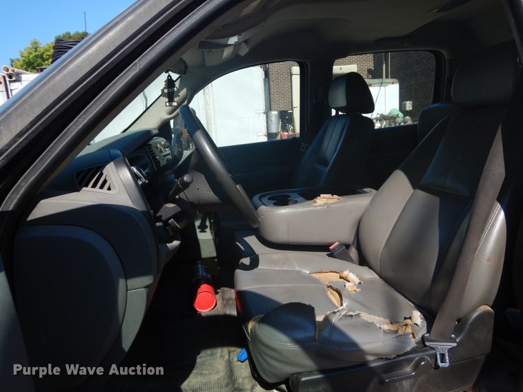 image for item GV9071 2008 Chevrolet Silverado 3500HD  Crew Cab flatbed pickup truck