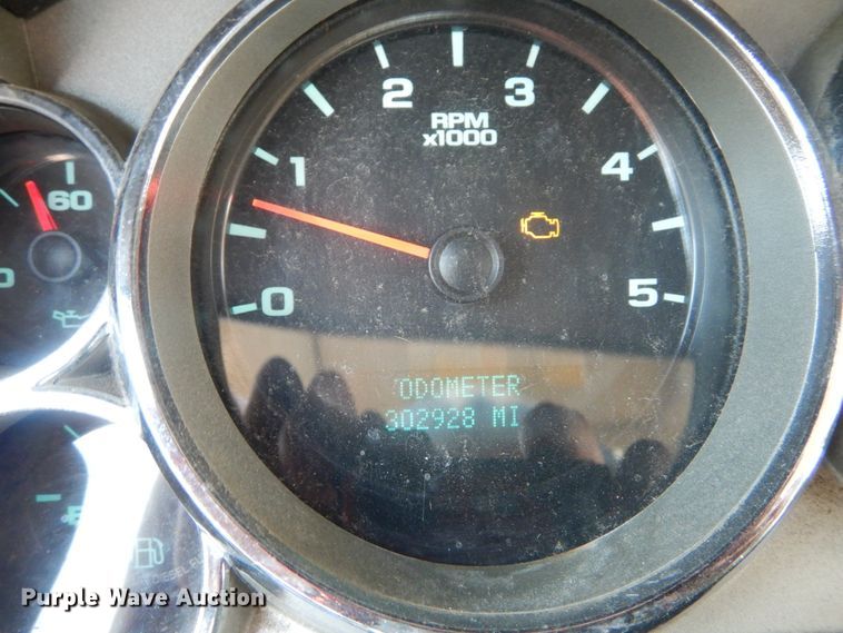 image for item GV9071 2008 Chevrolet Silverado 3500HD  Crew Cab flatbed pickup truck