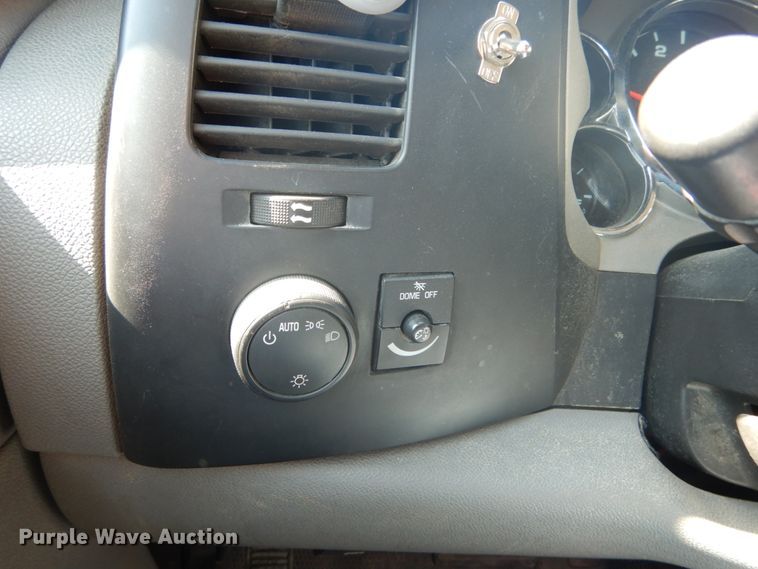 image for item GV9071 2008 Chevrolet Silverado 3500HD  Crew Cab flatbed pickup truck