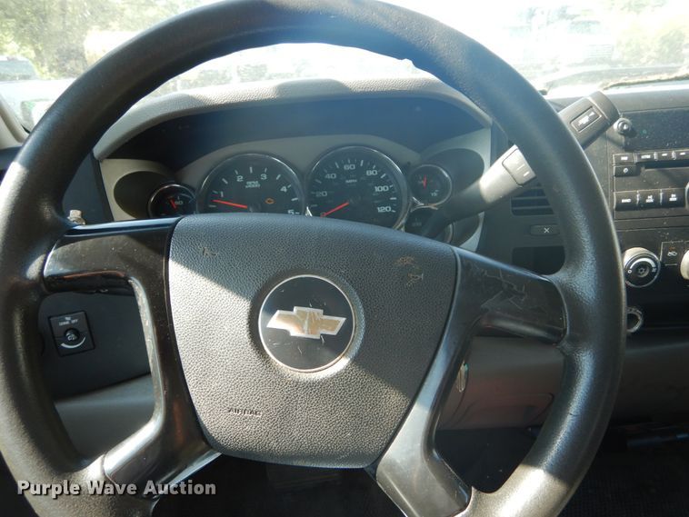 image for item GV9071 2008 Chevrolet Silverado 3500HD  Crew Cab flatbed pickup truck