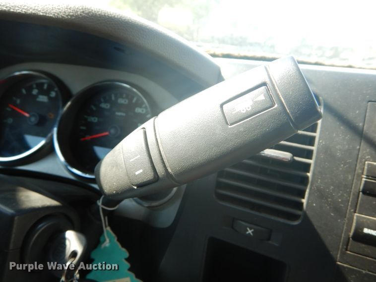 image for item GV9071 2008 Chevrolet Silverado 3500HD  Crew Cab flatbed pickup truck