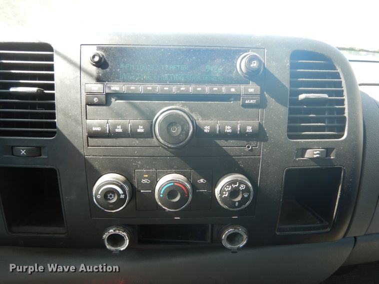 image for item GV9071 2008 Chevrolet Silverado 3500HD  Crew Cab flatbed pickup truck