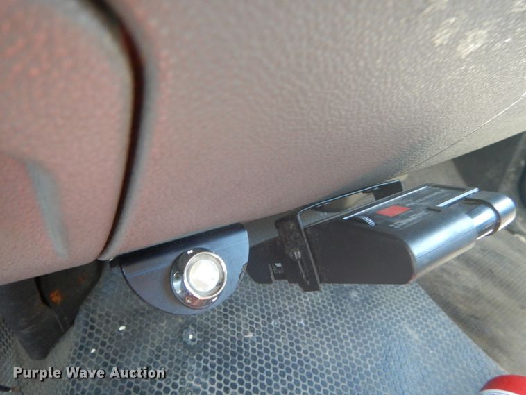 image for item GV9071 2008 Chevrolet Silverado 3500HD  Crew Cab flatbed pickup truck