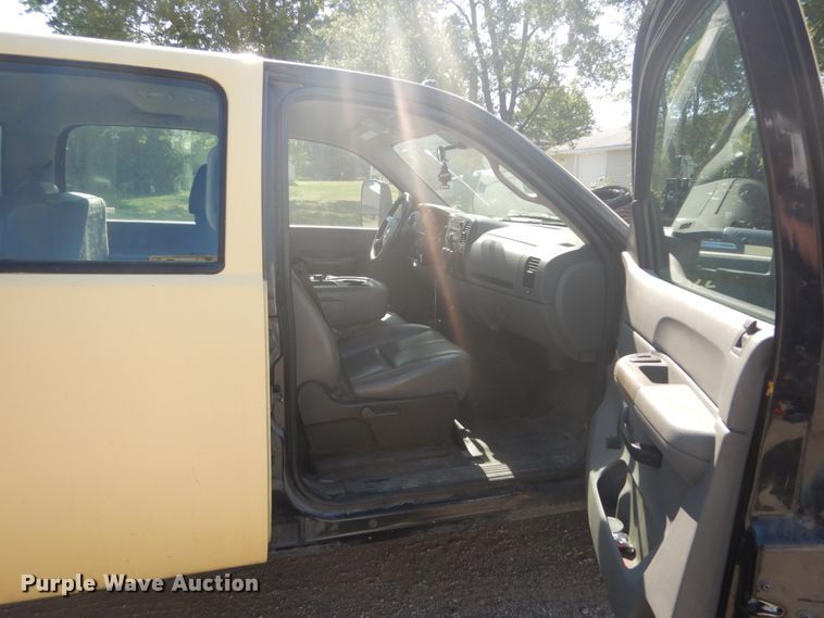 image for item GV9071 2008 Chevrolet Silverado 3500HD  Crew Cab flatbed pickup truck