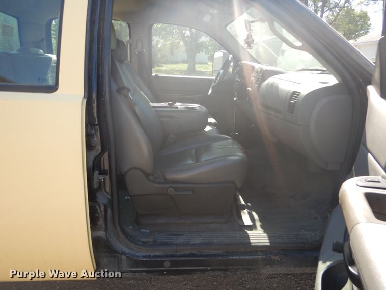 image for item GV9071 2008 Chevrolet Silverado 3500HD  Crew Cab flatbed pickup truck