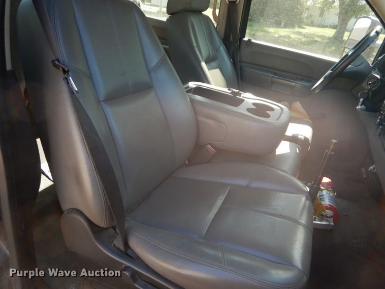 image for item GV9071 2008 Chevrolet Silverado 3500HD  Crew Cab flatbed pickup truck