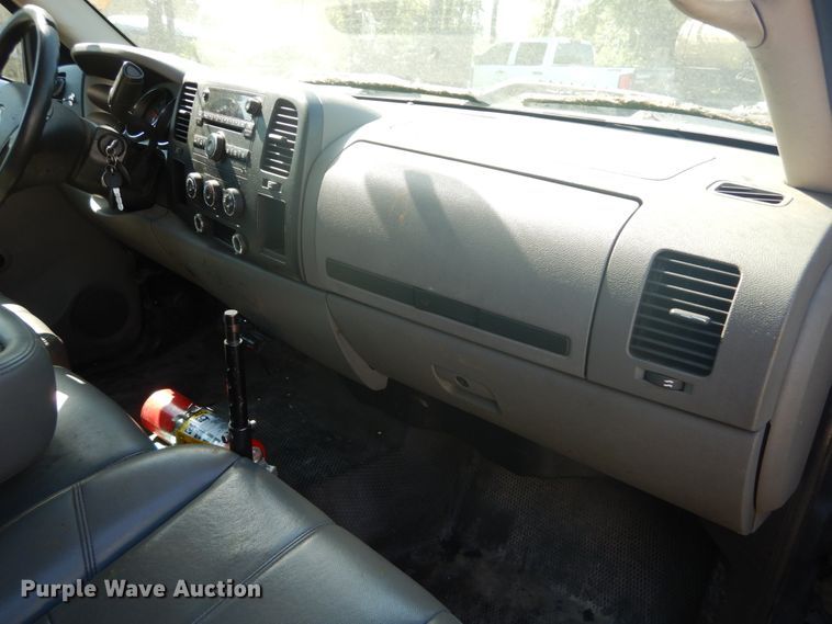 image for item GV9071 2008 Chevrolet Silverado 3500HD  Crew Cab flatbed pickup truck