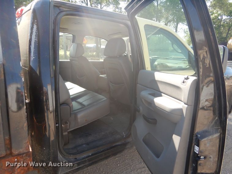 image for item GV9071 2008 Chevrolet Silverado 3500HD  Crew Cab flatbed pickup truck