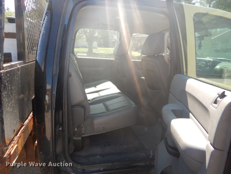 image for item GV9071 2008 Chevrolet Silverado 3500HD  Crew Cab flatbed pickup truck