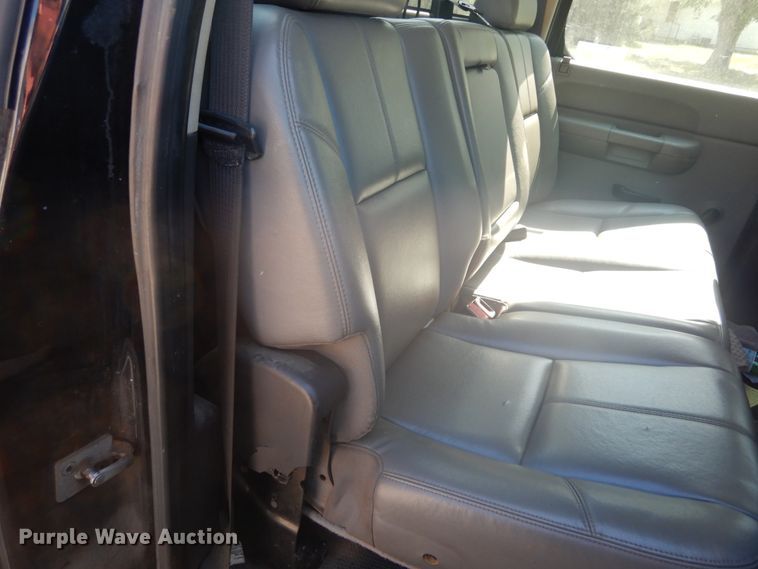 image for item GV9071 2008 Chevrolet Silverado 3500HD  Crew Cab flatbed pickup truck