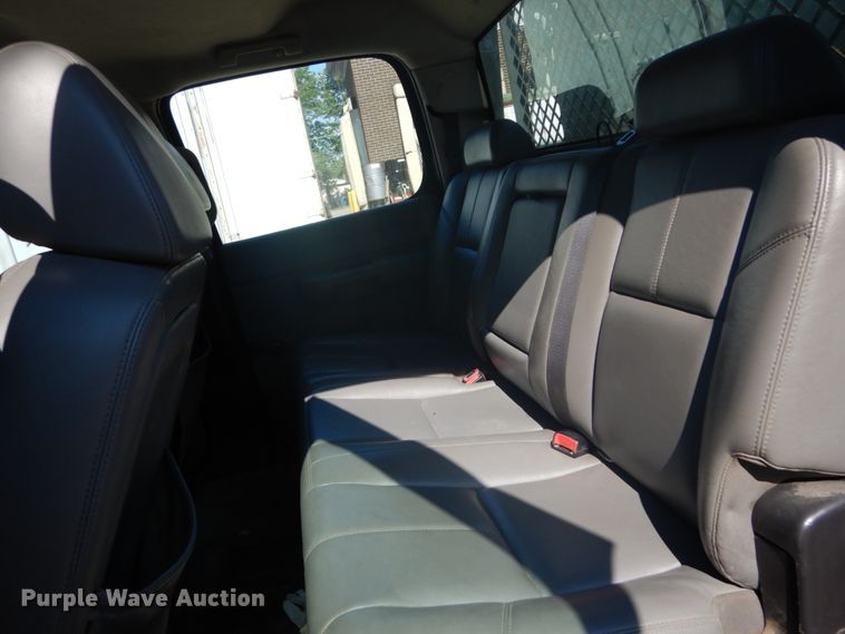 image for item GV9071 2008 Chevrolet Silverado 3500HD  Crew Cab flatbed pickup truck