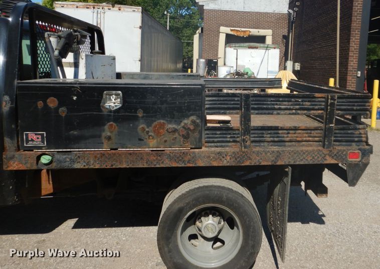 image for item GV9071 2008 Chevrolet Silverado 3500HD  Crew Cab flatbed pickup truck