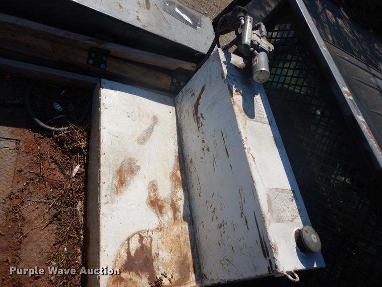 image for item GV9071 2008 Chevrolet Silverado 3500HD  Crew Cab flatbed pickup truck