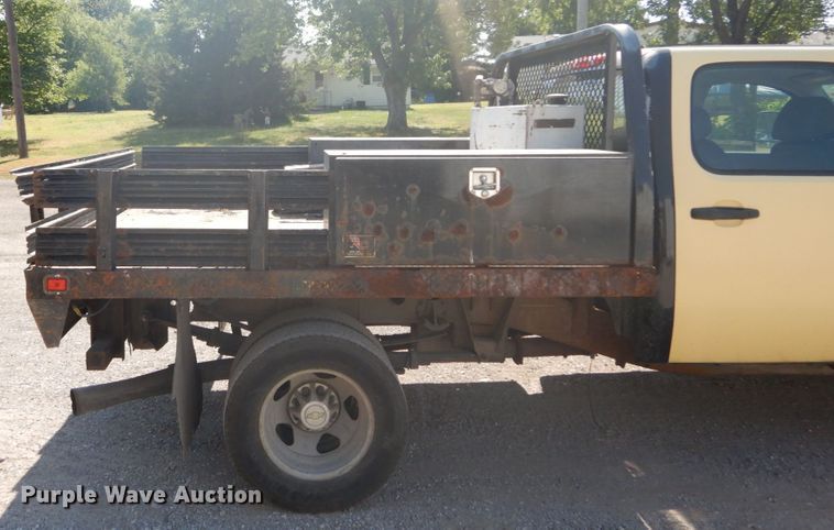 image for item GV9071 2008 Chevrolet Silverado 3500HD  Crew Cab flatbed pickup truck