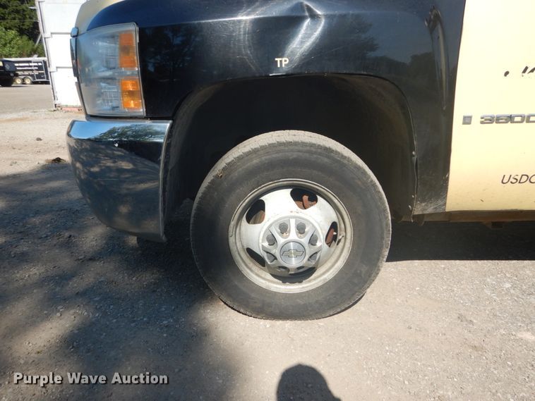 image for item GV9071 2008 Chevrolet Silverado 3500HD  Crew Cab flatbed pickup truck