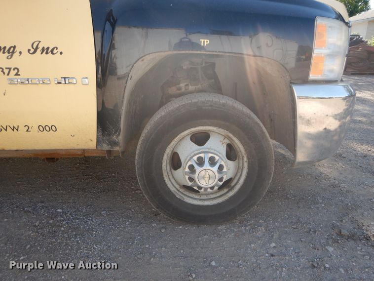 image for item GV9071 2008 Chevrolet Silverado 3500HD  Crew Cab flatbed pickup truck