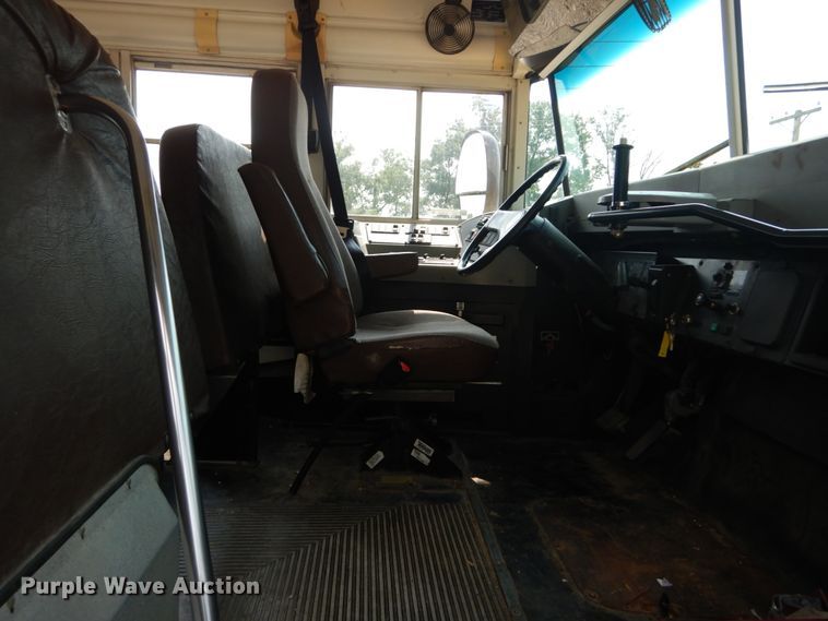 image for item GV9091 2004 International 3800 school bus