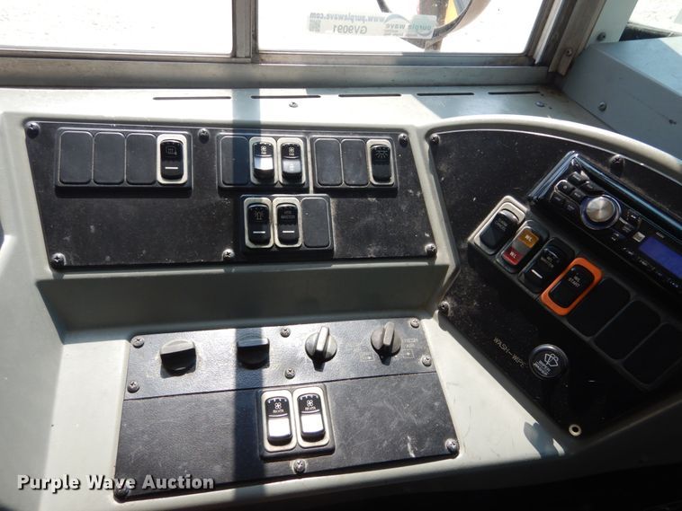 image for item GV9091 2004 International 3800 school bus