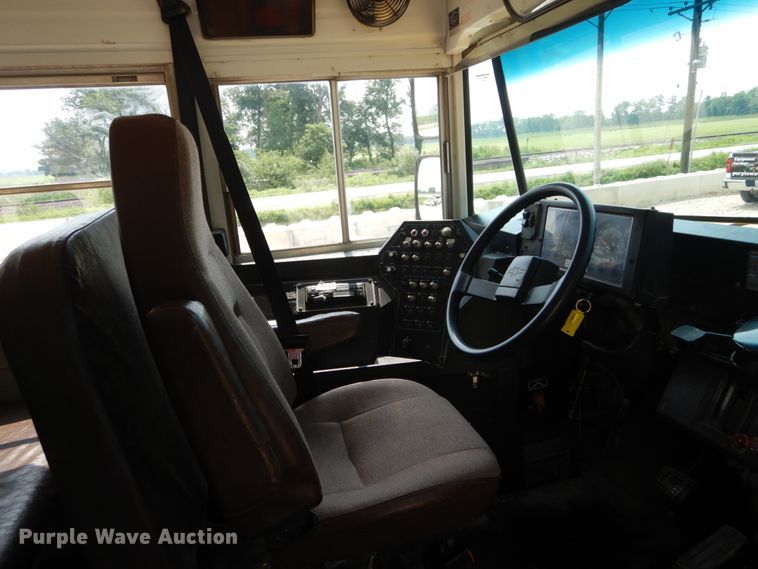 image for item GV9092 2000 Chevrolet B7 school bus