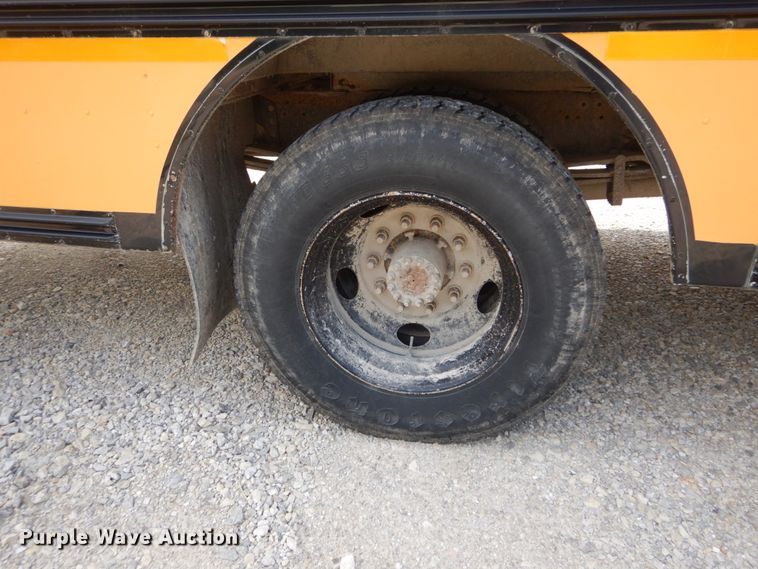 image for item GV9092 2000 Chevrolet B7 school bus