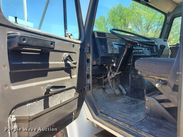 image for item HK9114 1993 International 4800  crane truck