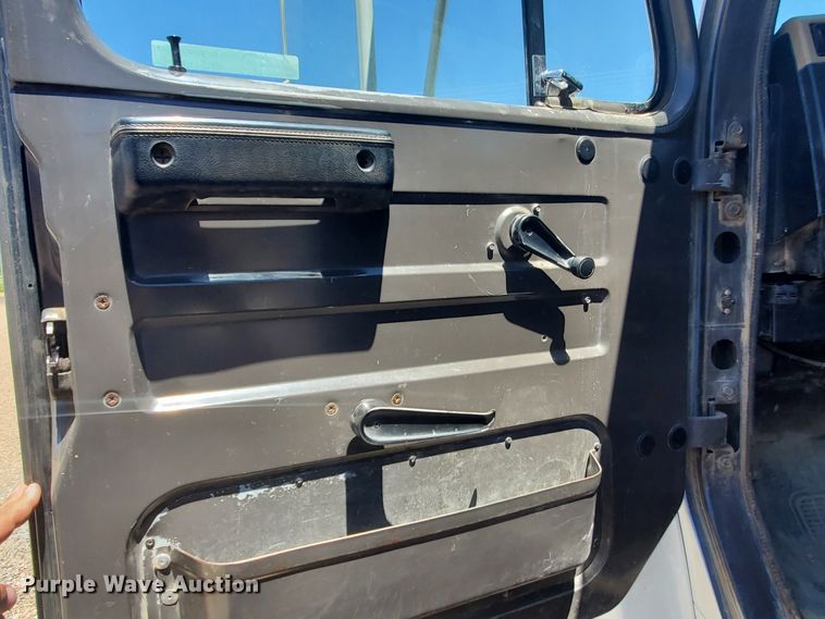 image for item HK9114 1993 International 4800  crane truck