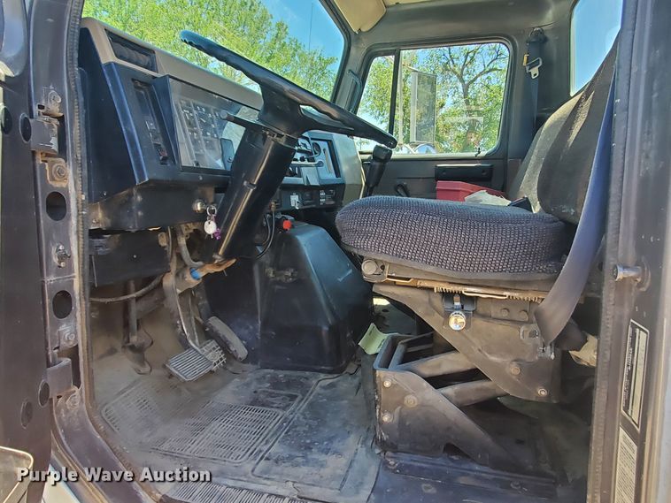 image for item HK9114 1993 International 4800  crane truck