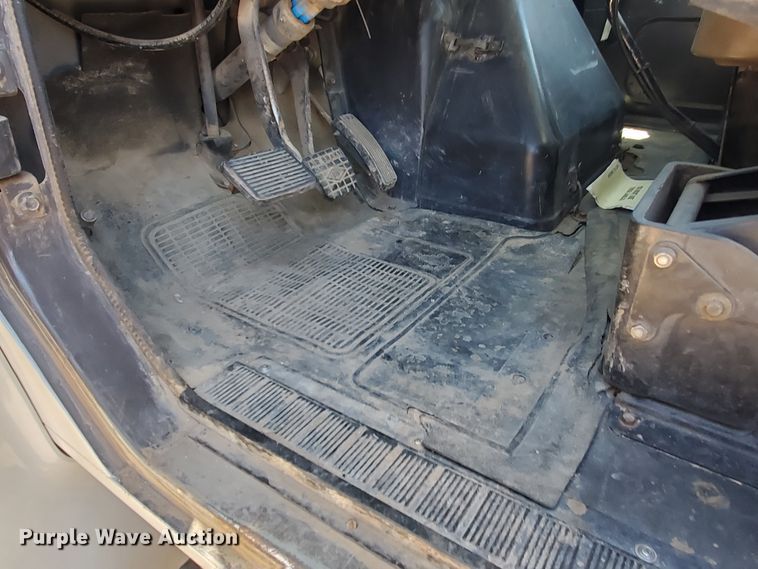 image for item HK9114 1993 International 4800  crane truck