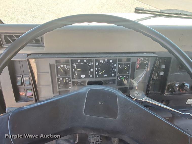 image for item HK9114 1993 International 4800  crane truck