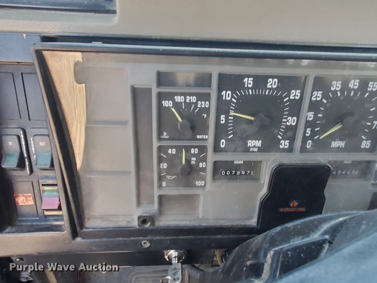 image for item HK9114 1993 International 4800  crane truck