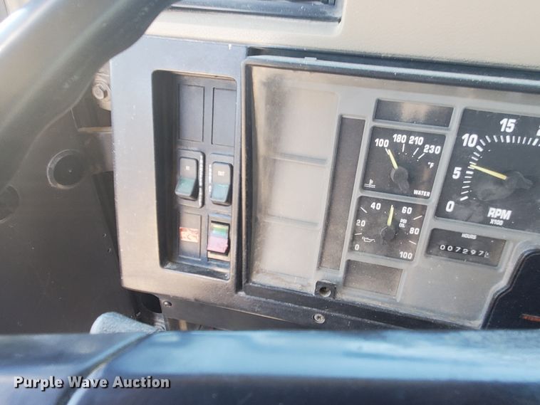 image for item HK9114 1993 International 4800  crane truck