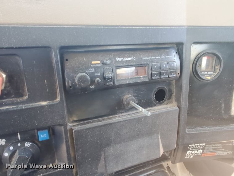 image for item HK9114 1993 International 4800  crane truck