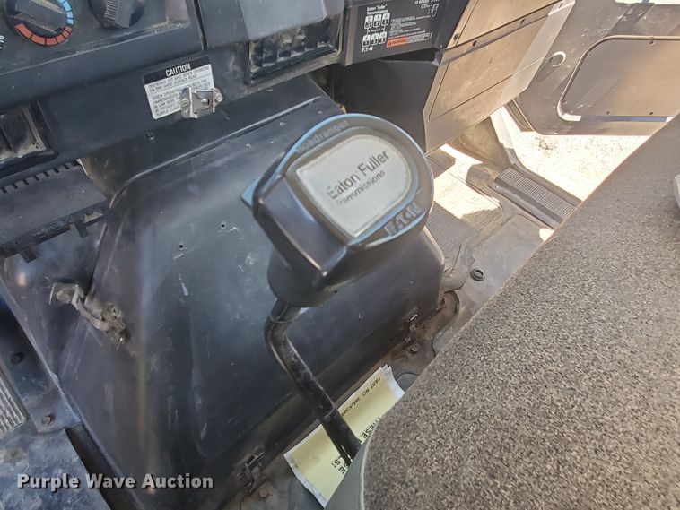 image for item HK9114 1993 International 4800  crane truck