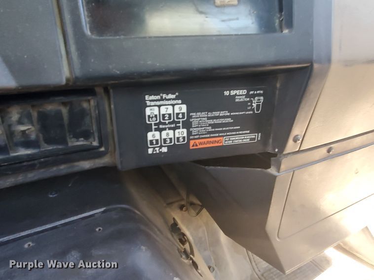 image for item HK9114 1993 International 4800  crane truck