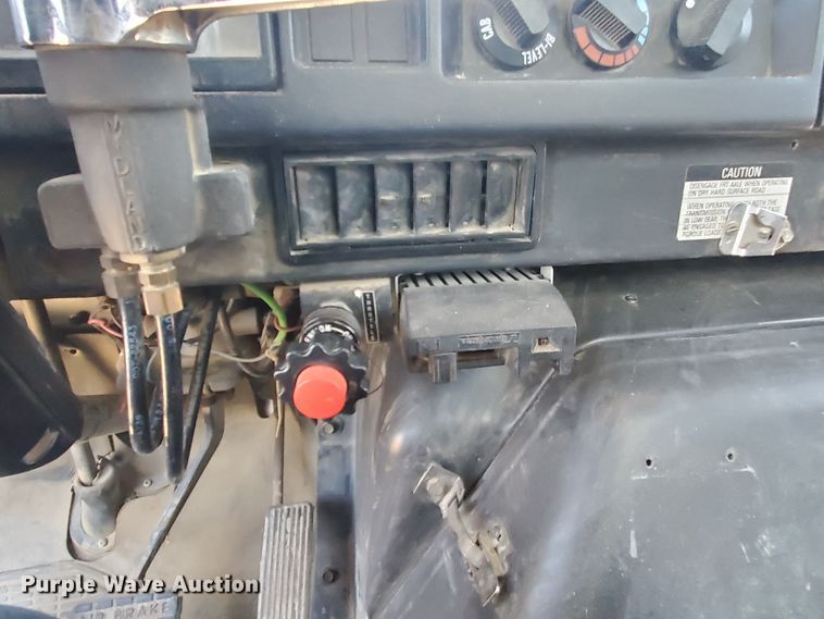 image for item HK9114 1993 International 4800  crane truck