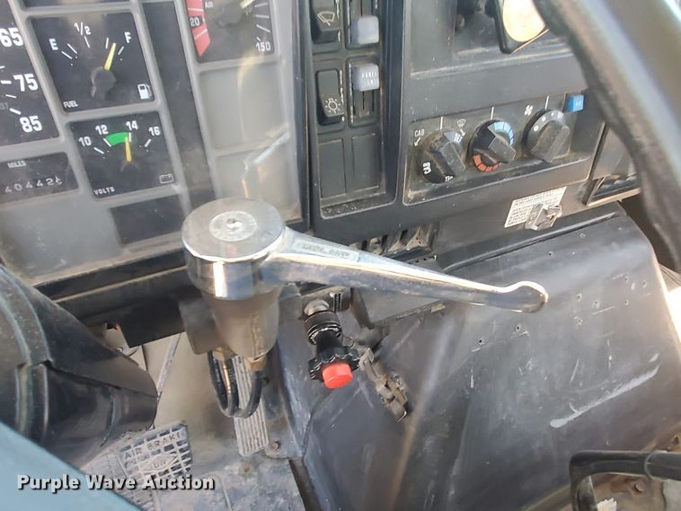 image for item HK9114 1993 International 4800  crane truck