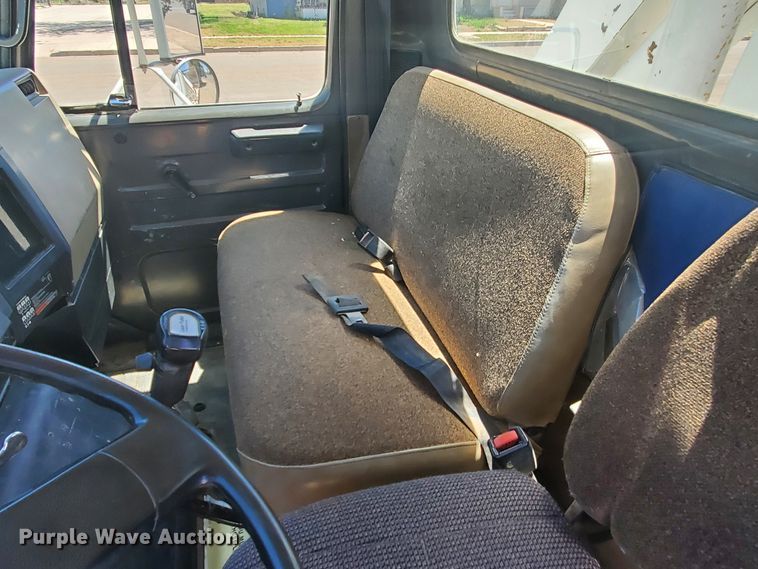 image for item HK9114 1993 International 4800  crane truck