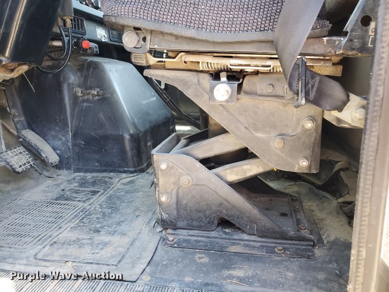 image for item HK9114 1993 International 4800  crane truck