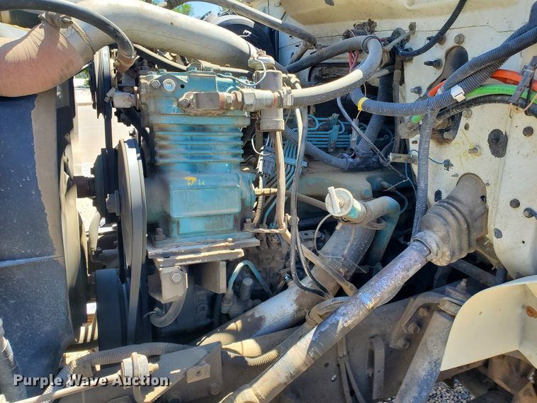 image for item HK9114 1993 International 4800  crane truck