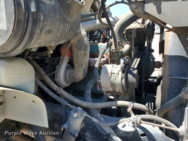 image for item HK9114 1993 International 4800  crane truck