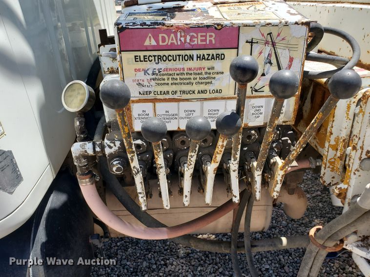 image for item HK9114 1993 International 4800  crane truck