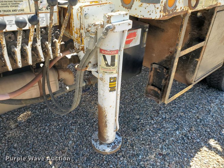 image for item HK9114 1993 International 4800  crane truck