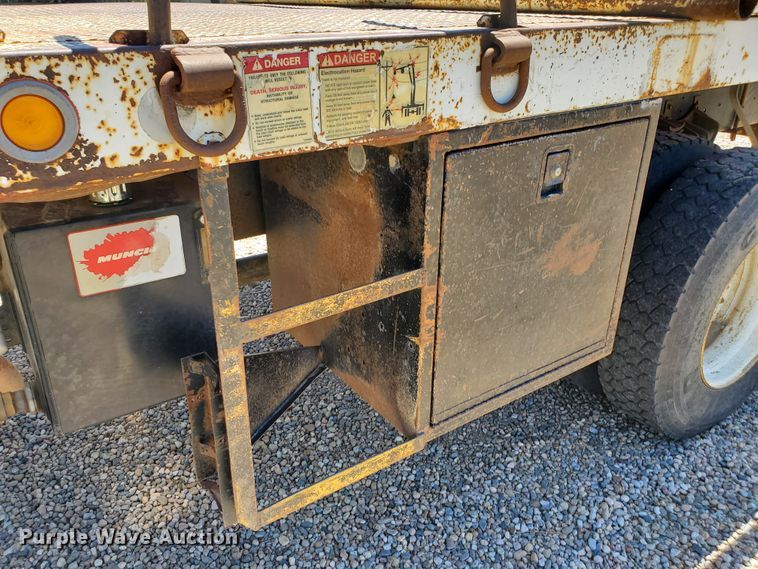 image for item HK9114 1993 International 4800  crane truck